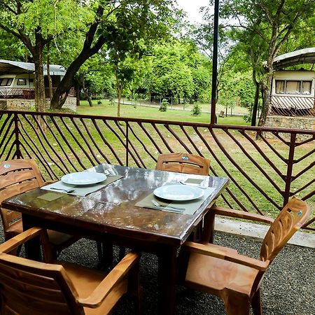 Malwathu Oya Caravan Park Bed and Breakfast Anuradhapura Esterno foto