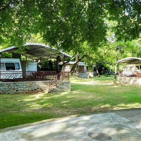 Malwathu Oya Caravan Park Bed and Breakfast Anuradhapura Esterno foto