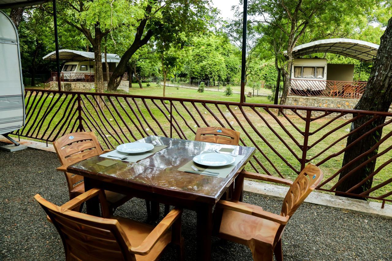Malwathu Oya Caravan Park Bed and Breakfast Anuradhapura Esterno foto