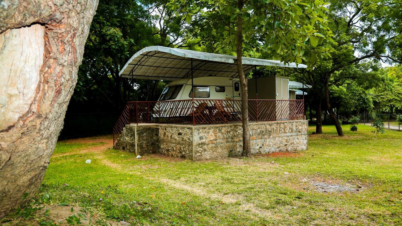 Malwathu Oya Caravan Park Bed and Breakfast Anuradhapura Esterno foto