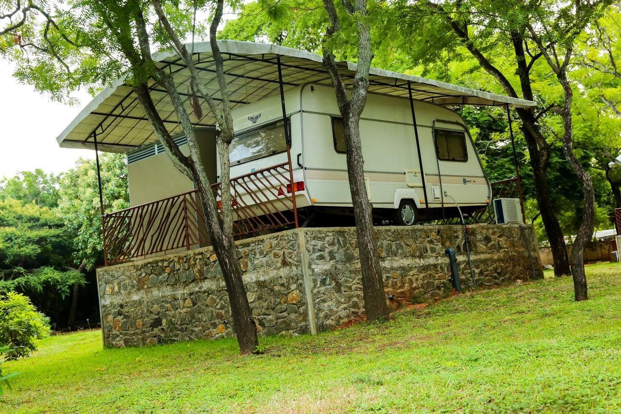 Malwathu Oya Caravan Park Bed and Breakfast Anuradhapura Esterno foto