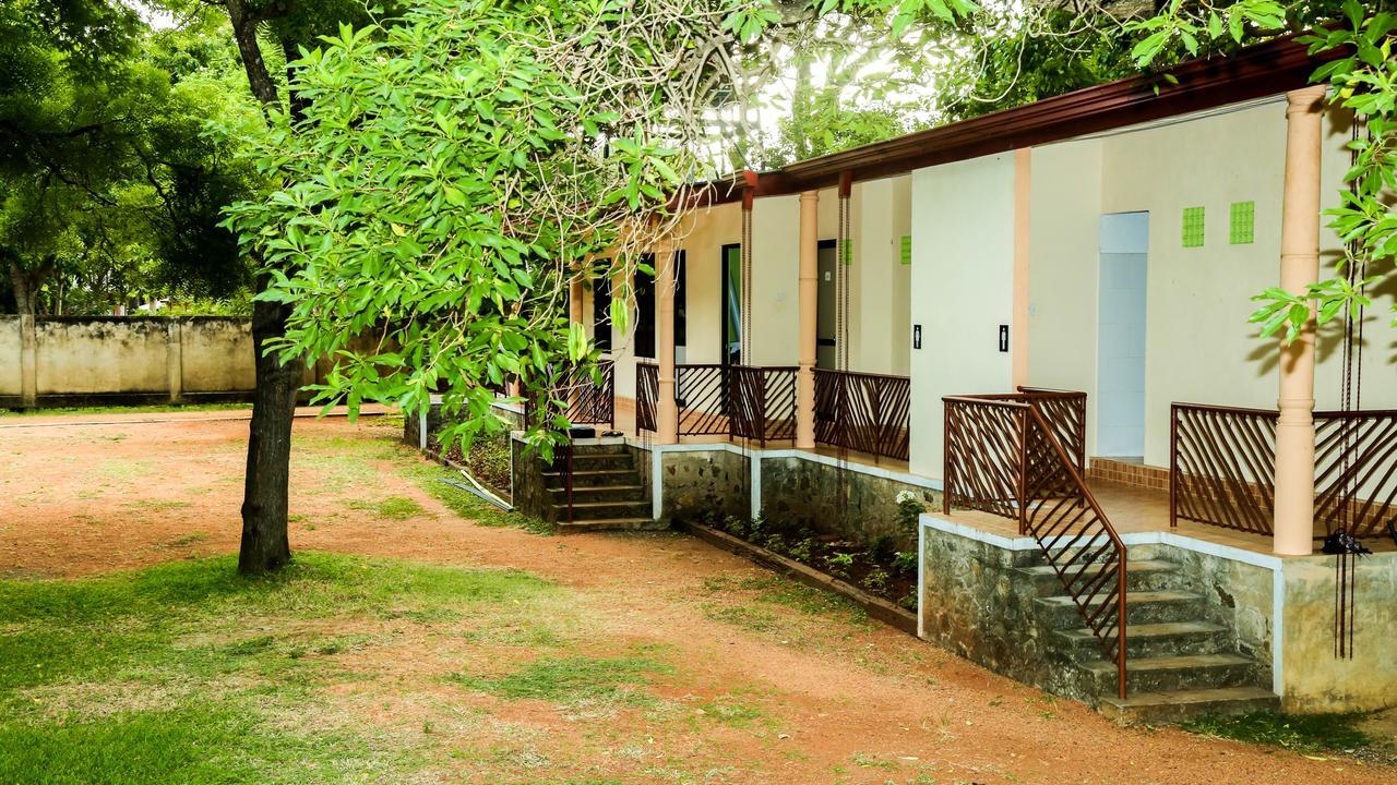 Malwathu Oya Caravan Park Bed and Breakfast Anuradhapura Esterno foto