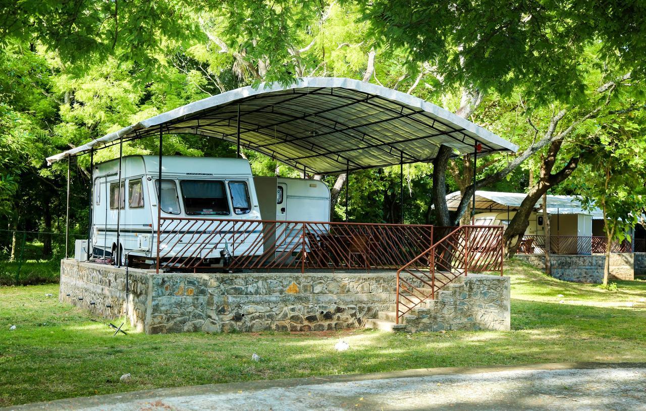 Malwathu Oya Caravan Park Bed and Breakfast Anuradhapura Esterno foto