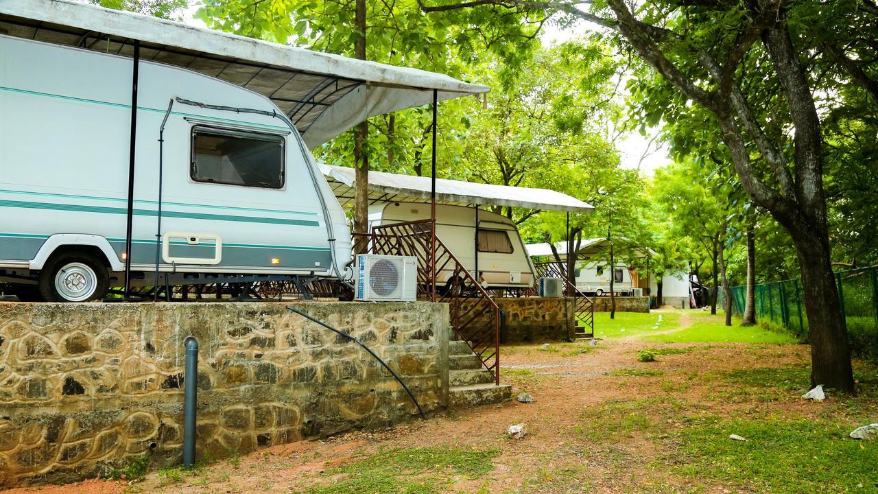 Malwathu Oya Caravan Park Bed and Breakfast Anuradhapura Esterno foto