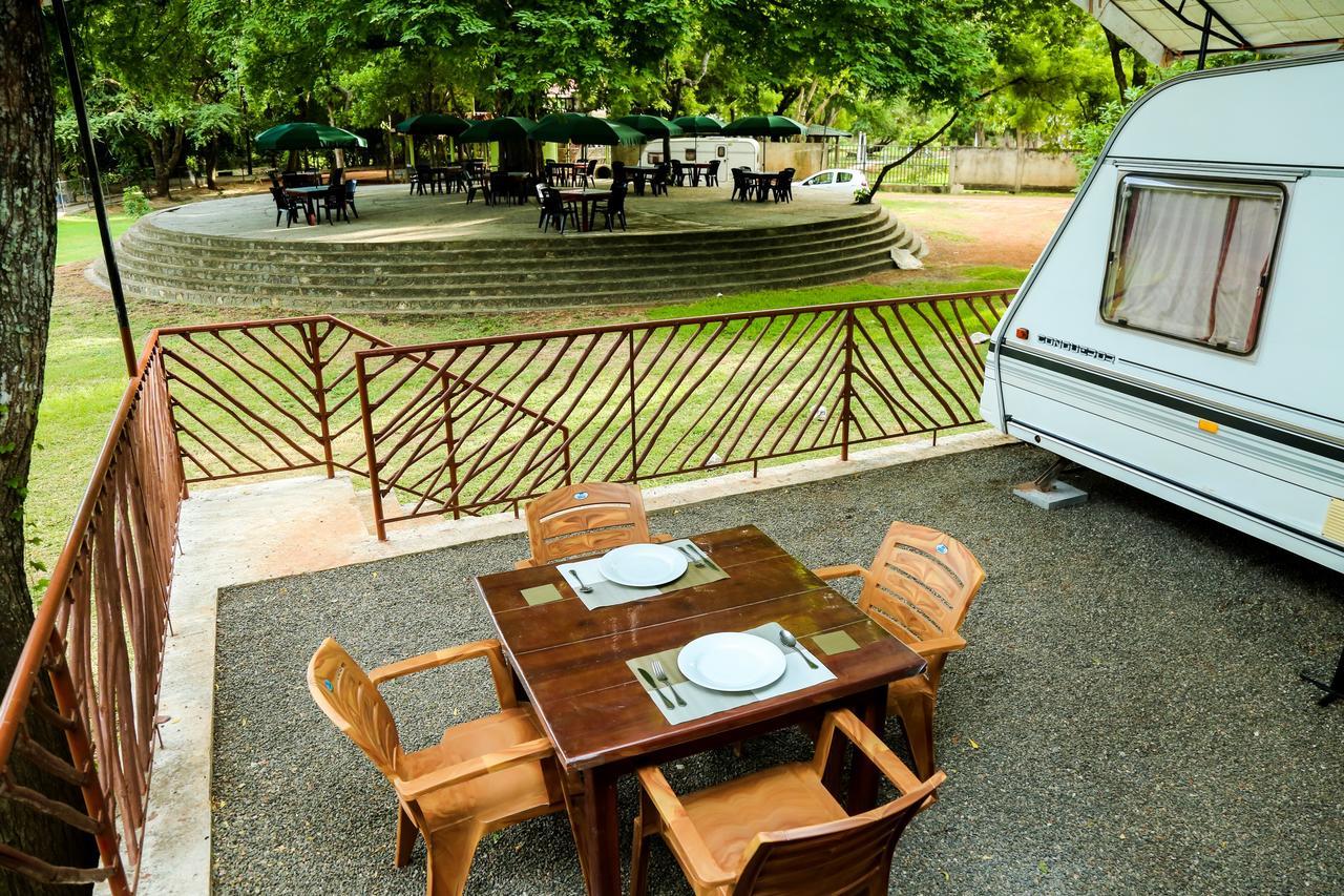 Malwathu Oya Caravan Park Bed and Breakfast Anuradhapura Esterno foto
