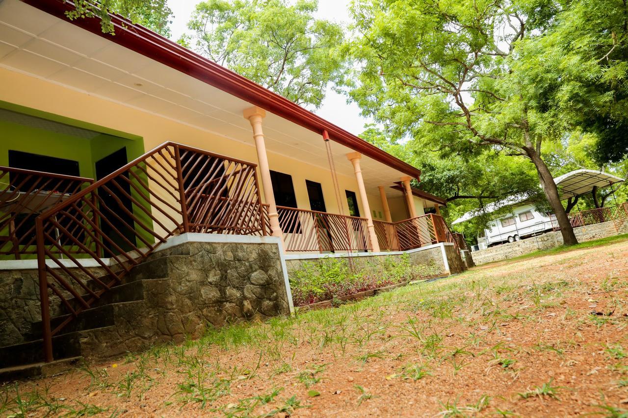 Malwathu Oya Caravan Park Bed and Breakfast Anuradhapura Esterno foto