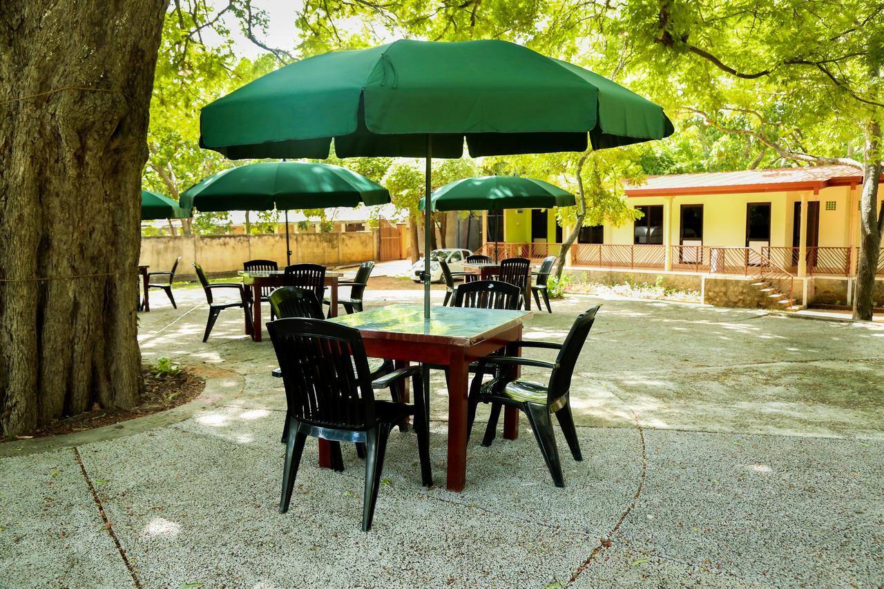 Malwathu Oya Caravan Park Bed and Breakfast Anuradhapura Esterno foto